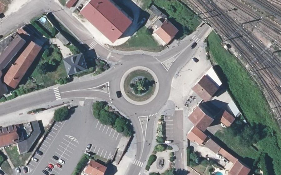 Vue aérienne du Rond-point anonyme n°127481418