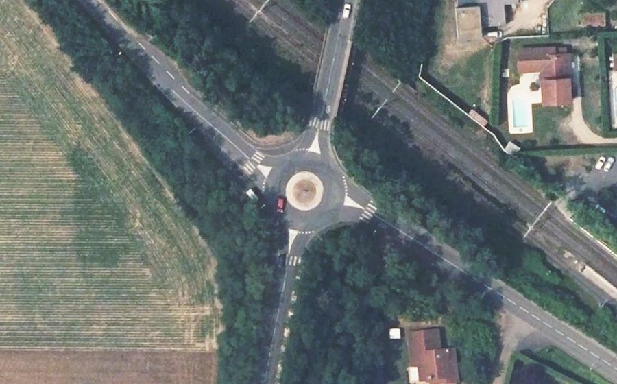 Vue aérienne du Rond-point anonyme n°127492856