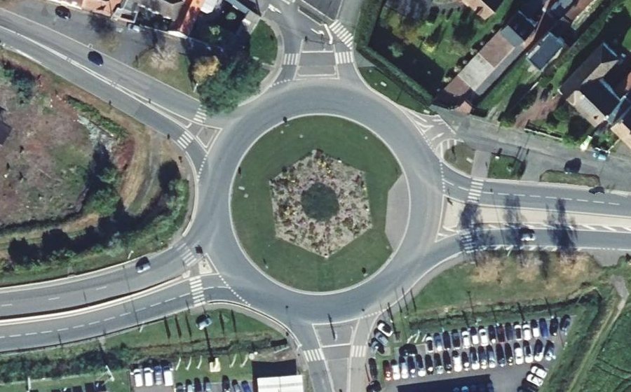 Vue aérienne du Rond-point anonyme n°127525244