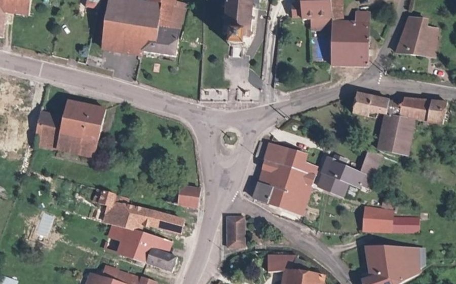 Vue aérienne du Rond-point anonyme n°127539781