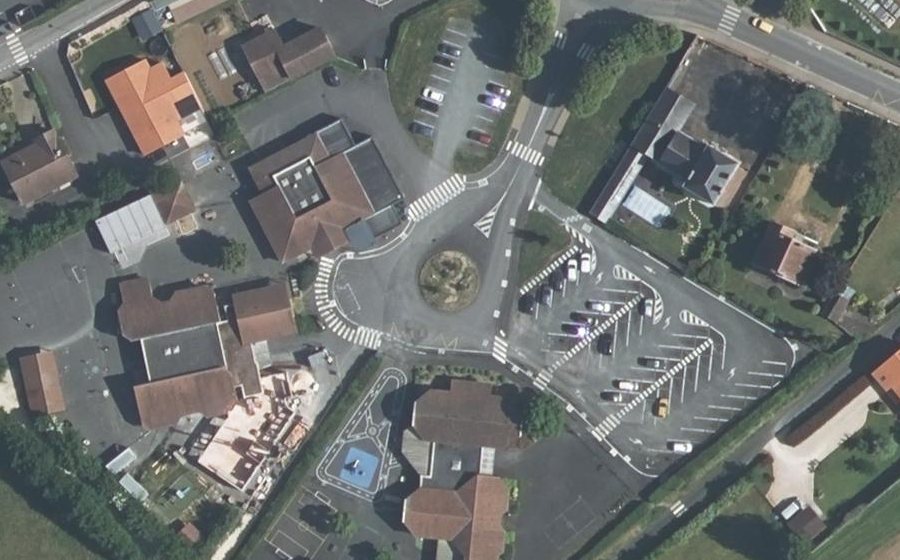 Vue aérienne du Rond-point anonyme n°127551455