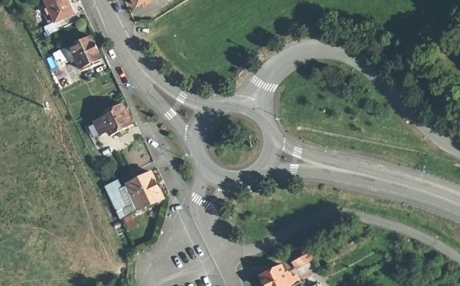 Vue aérienne du Rond-point anonyme n°127556149