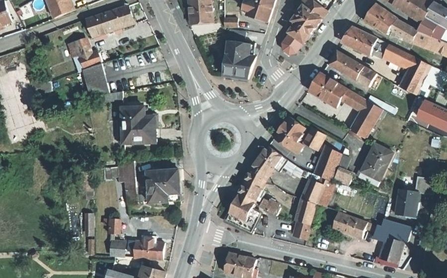 Vue aérienne du Rond-point anonyme n°127575466