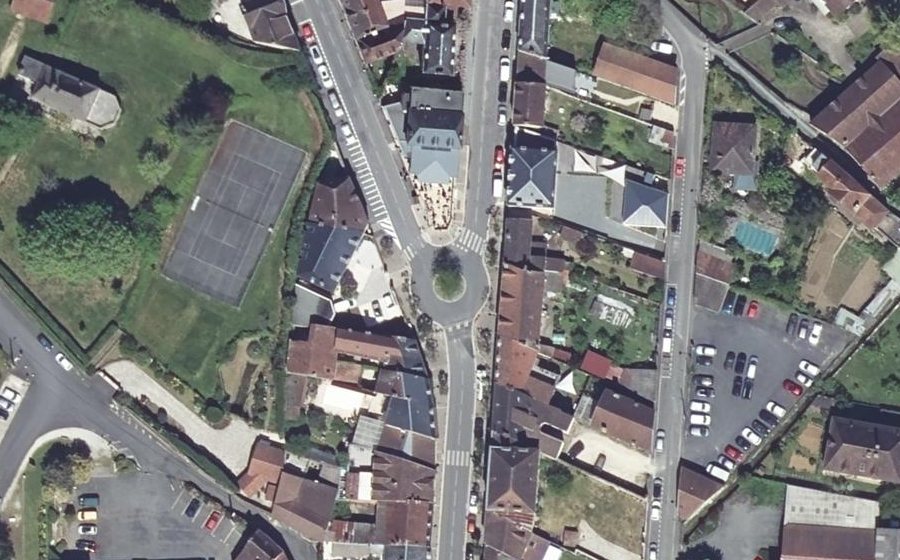 Vue aérienne du Rond-point anonyme n°127578981