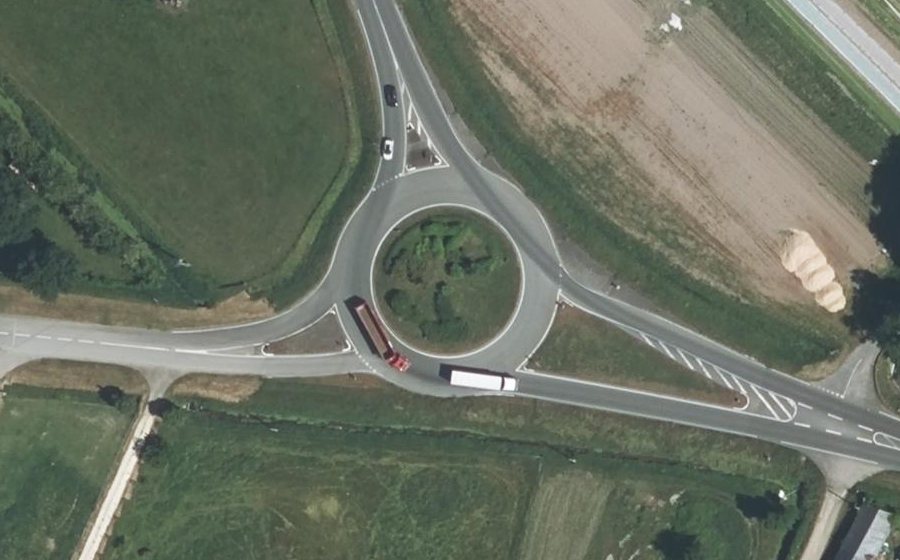 Vue aérienne du Rond-point anonyme n°127623564
