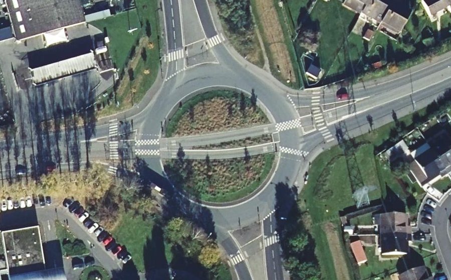 Vue aérienne du Rond-point anonyme n°127625578