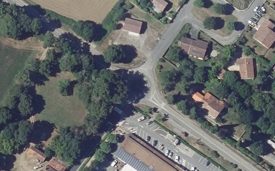 Vue aérienne du Rond-point anonyme n°127627687