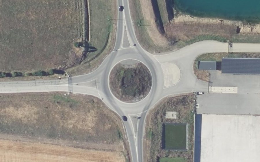 Vue aérienne du Rond-point anonyme n°127678088
