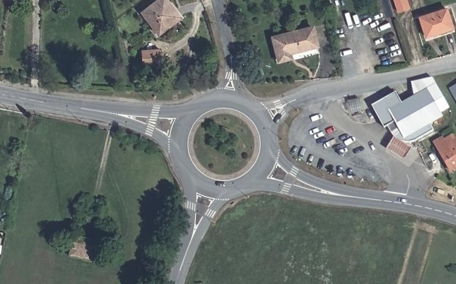 Vue aérienne du Rond-point anonyme n°127679120