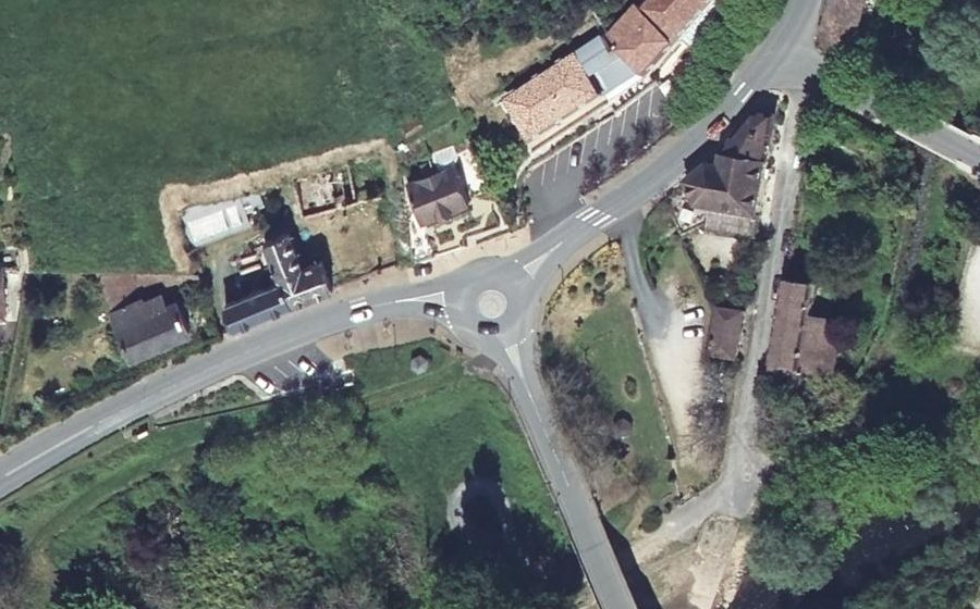 Vue aérienne du Rond-point anonyme n°127724757