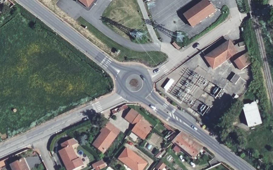 Vue aérienne du Rond-point anonyme n°127730713