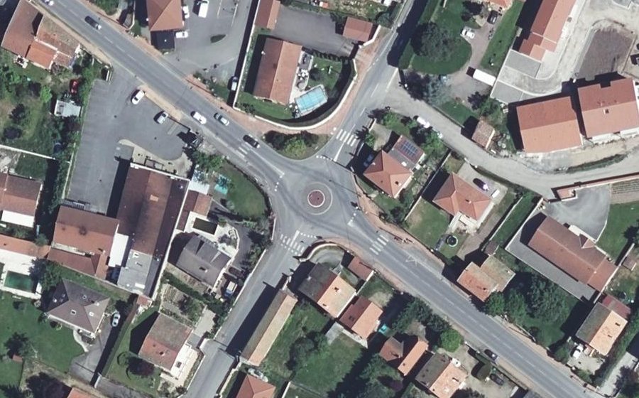 Vue aérienne du Rond-point anonyme n°127730714