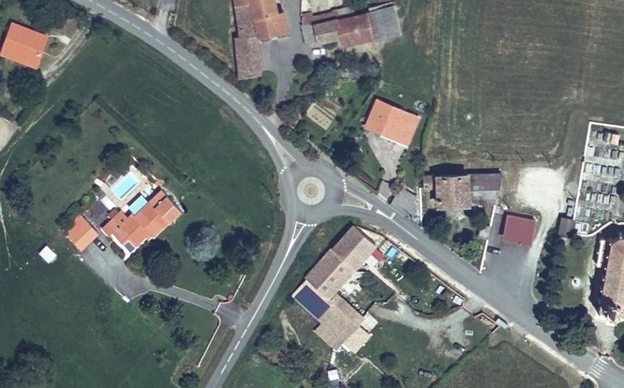 Vue aérienne du Rond-point anonyme n°127732471
