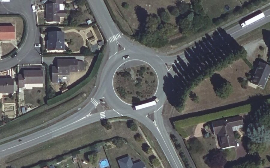 Vue aérienne du Rond-point anonyme n°127741366