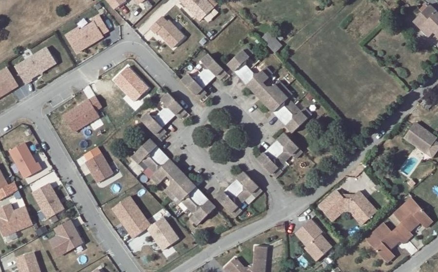 Vue aérienne du Rond-point anonyme n°127755799