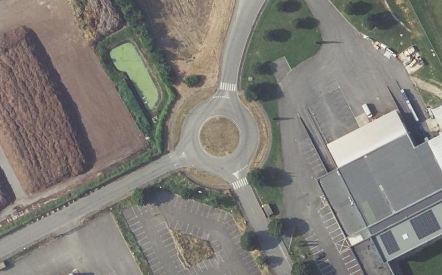 Vue aérienne du Rond-point anonyme n°127794242