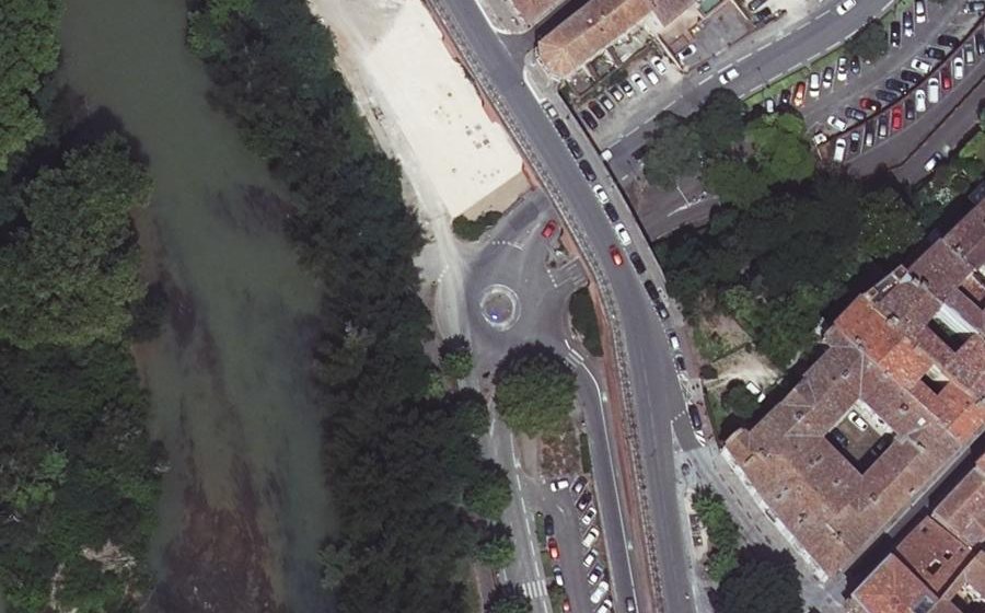 Vue aérienne du Rond-point anonyme n°127852564