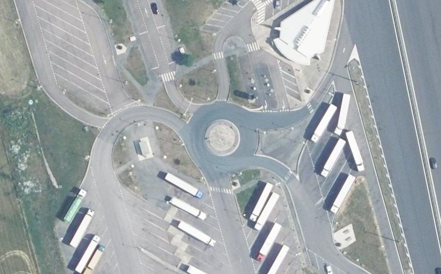 Vue aérienne du Rond-point anonyme n°127909315