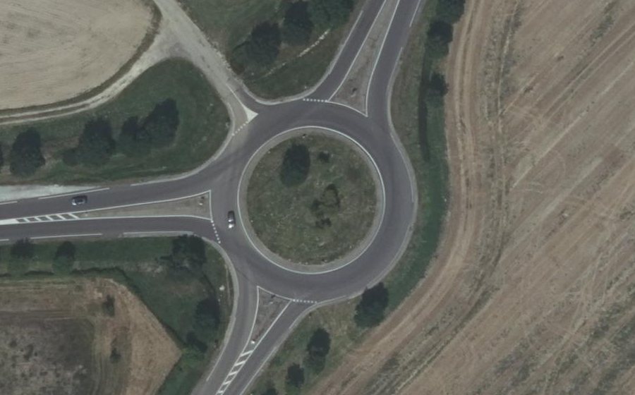 Vue aérienne du Rond-point anonyme n°127948190