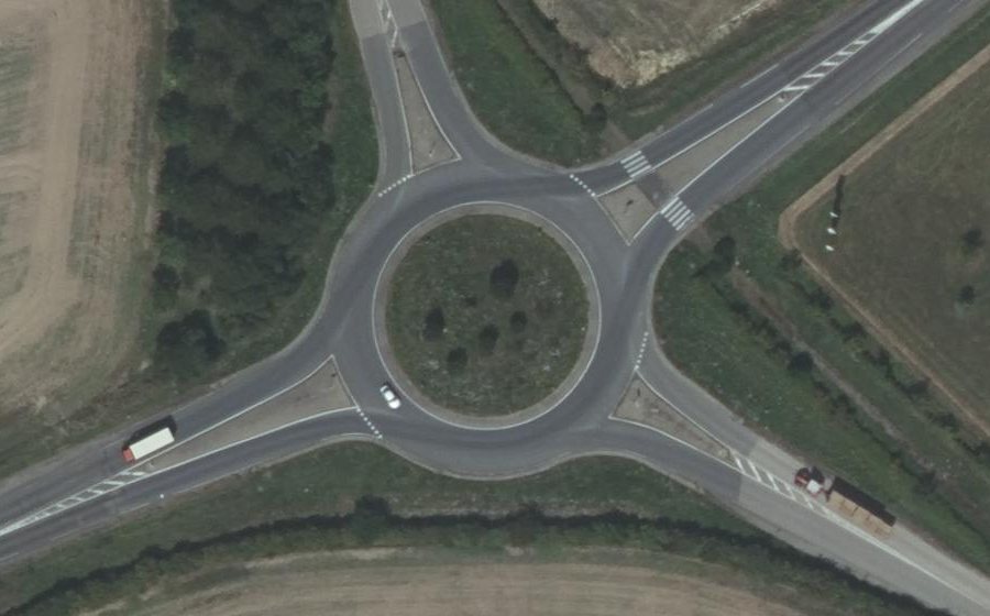 Vue aérienne du Rond-point anonyme n°127948262