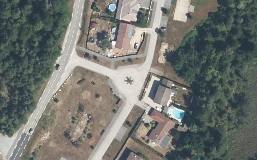 Vue aérienne du Rond-point anonyme n°127971056