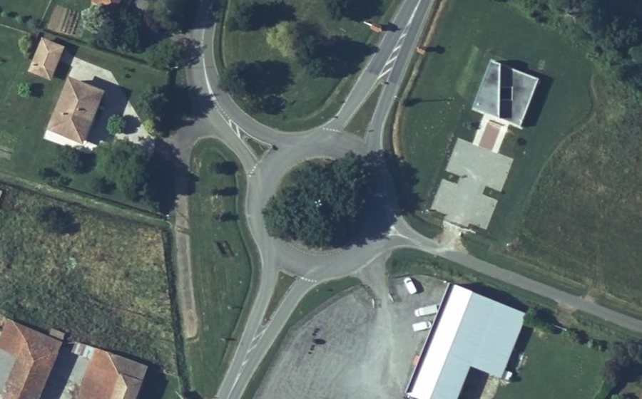 Vue aérienne du Rond-point anonyme n°127977703