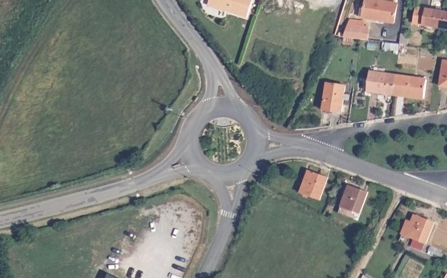 Vue aérienne du Rond-point anonyme n°127991646
