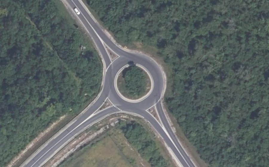 Vue aérienne du Rond-point anonyme n°127992170