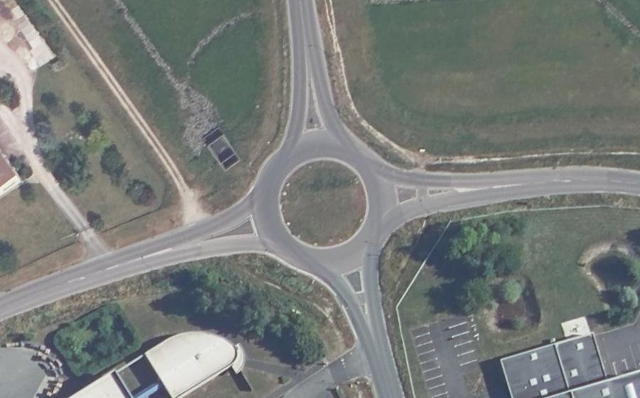 Vue aérienne du Rond-point anonyme n°127992172