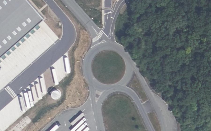 Vue aérienne du Rond-point anonyme n°127992174