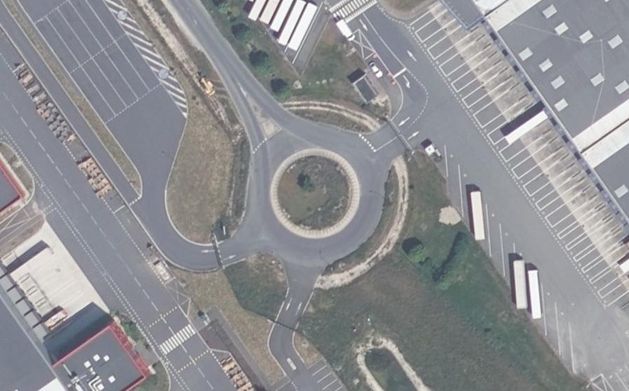 Vue aérienne du Rond-point anonyme n°127992175