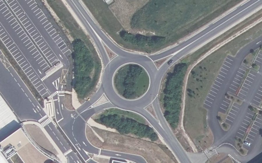 Vue aérienne du Rond-point anonyme n°127992177
