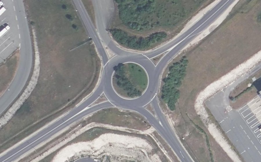 Vue aérienne du Rond-point anonyme n°127992179