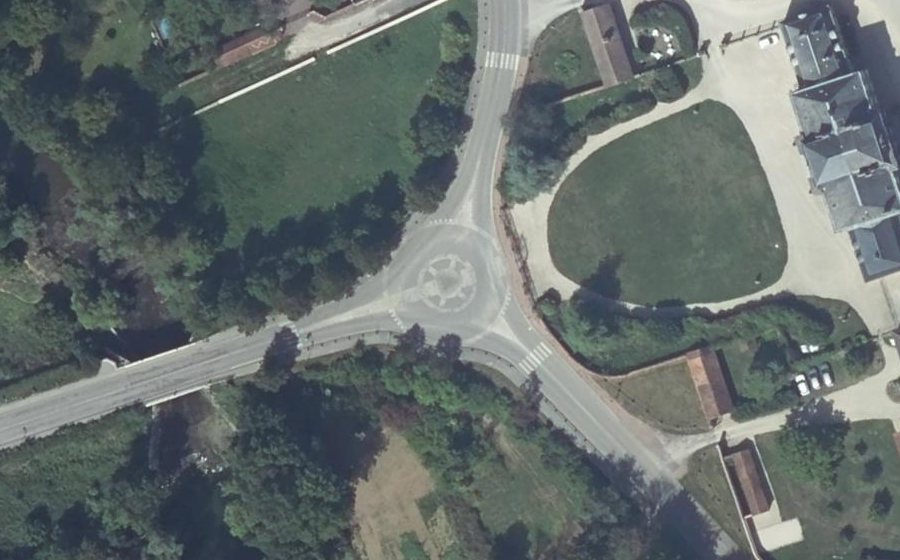 Vue aérienne du Rond-point anonyme n°127992542