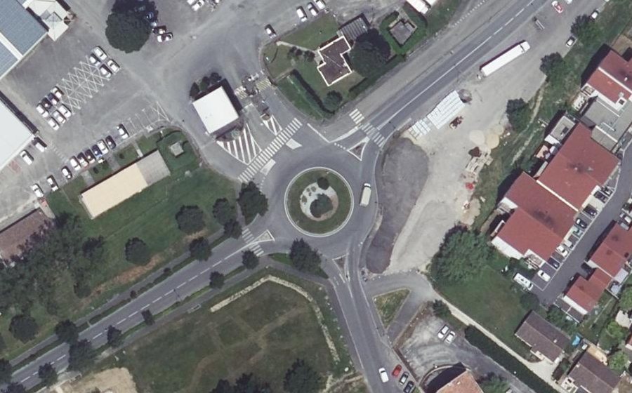 Vue aérienne du Rond-point anonyme n°128012116