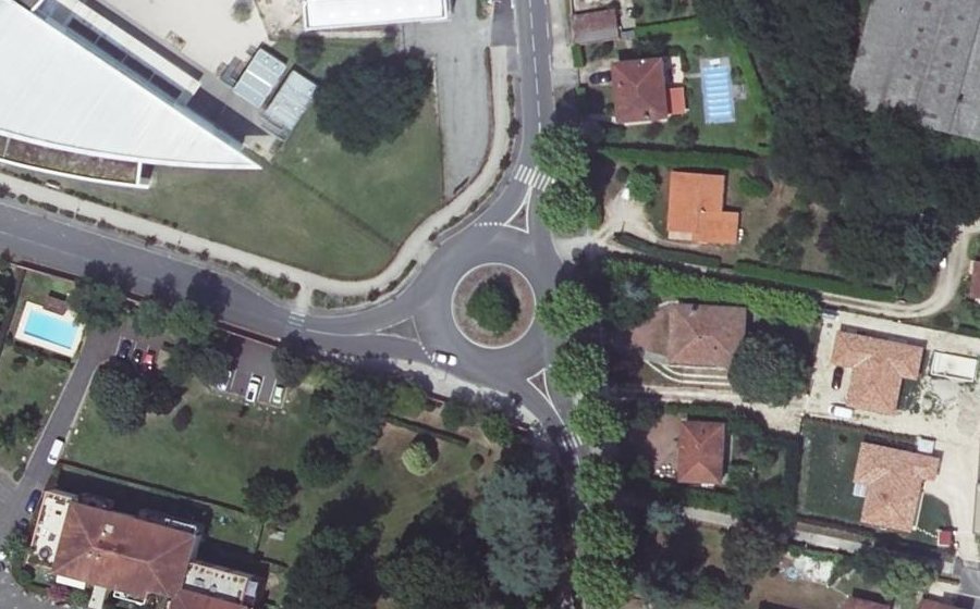 Vue aérienne du Rond-point anonyme n°128032446