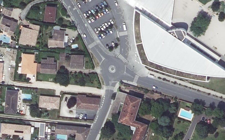 Vue aérienne du Rond-point anonyme n°128032447