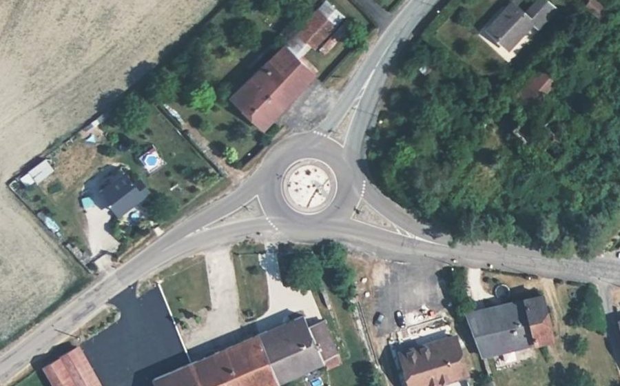 Vue aérienne du Rond-point anonyme n°128055310