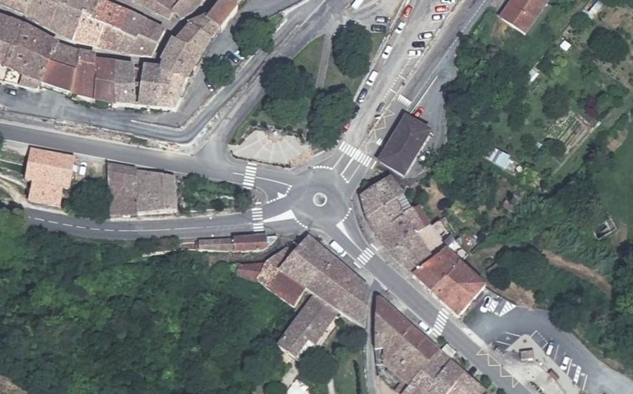 Vue aérienne du Rond-point anonyme n°128066238