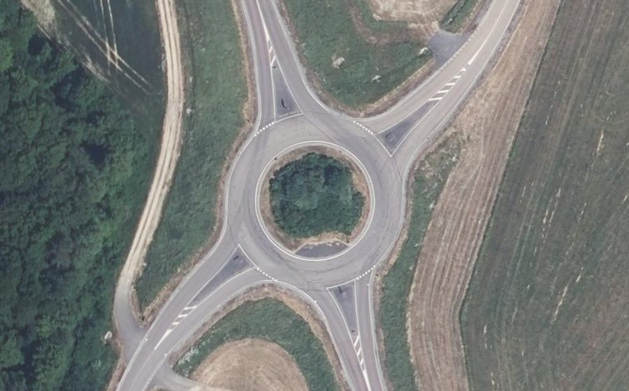 Vue aérienne du Rond-point anonyme n°128092494