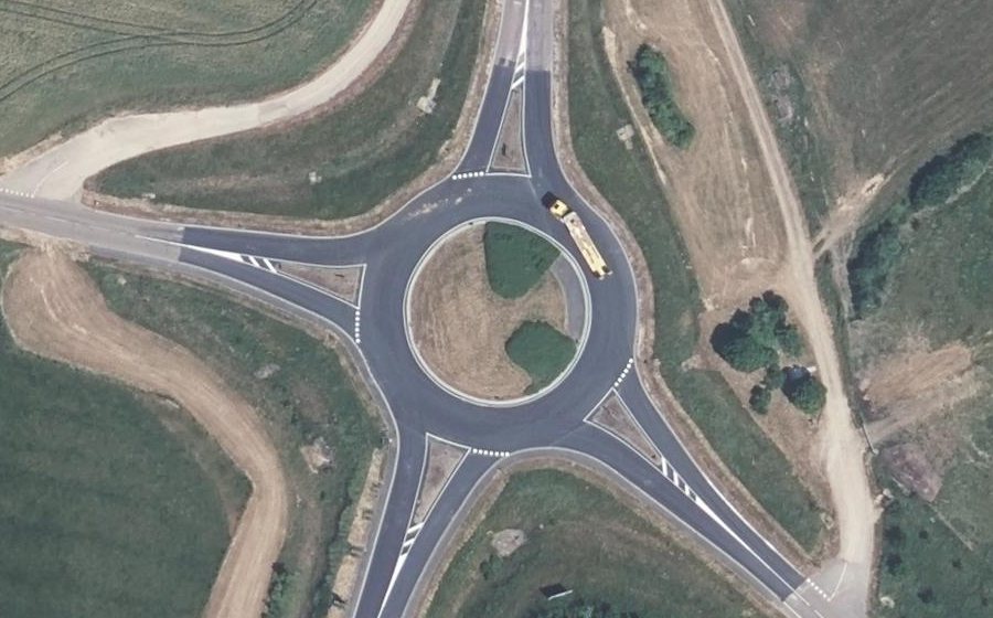 Vue aérienne du Rond-point anonyme n°128097761