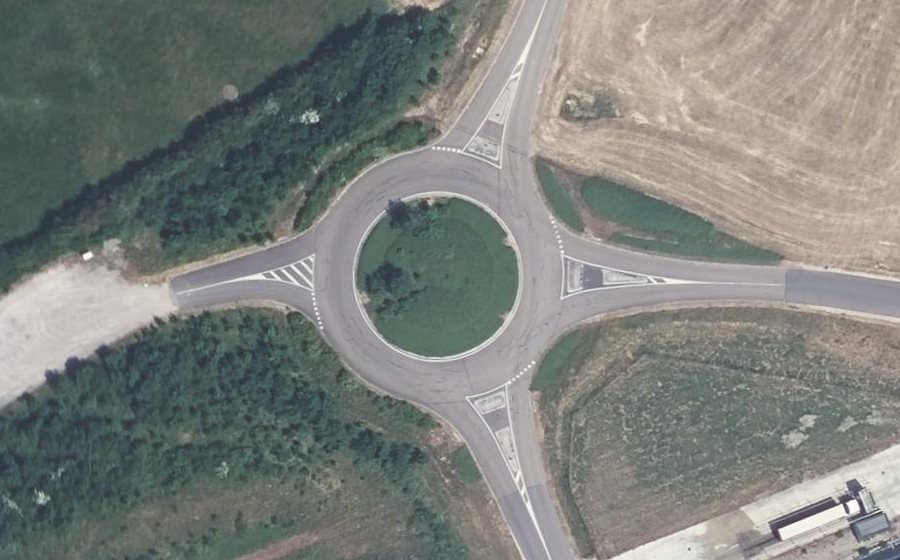 Vue aérienne du Rond-point anonyme n°128097792