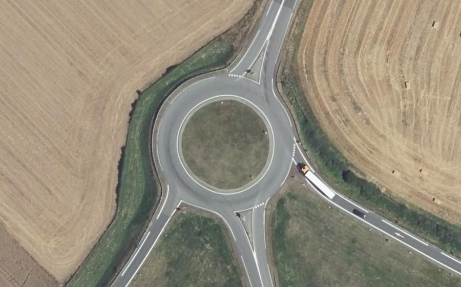 Vue aérienne du Rond-point anonyme n°128104887
