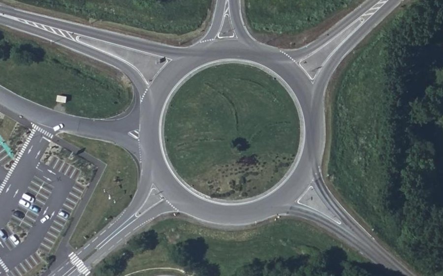 Vue aérienne du Rond-point anonyme n°128106259