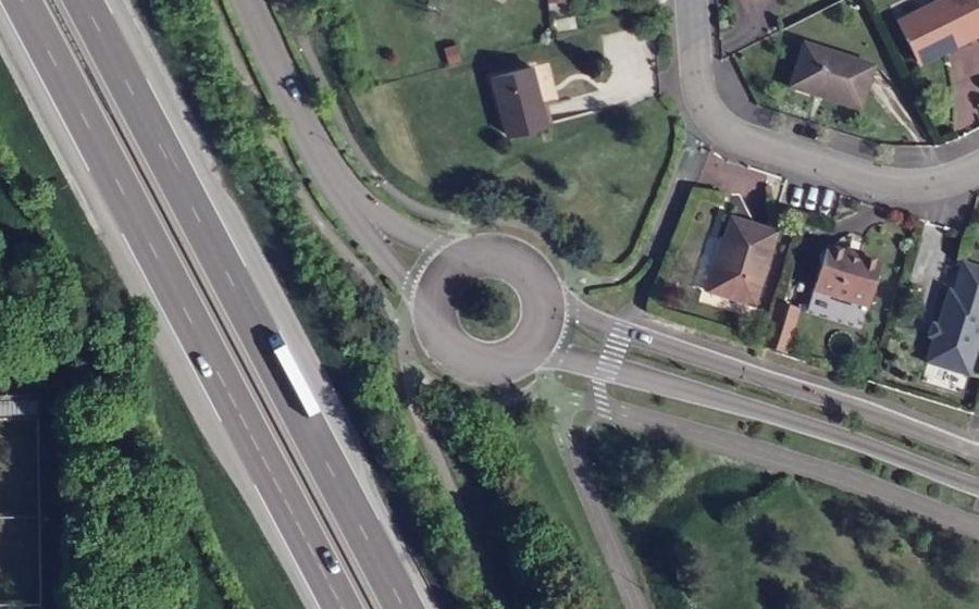 Vue aérienne du Rond-point anonyme n°128124046