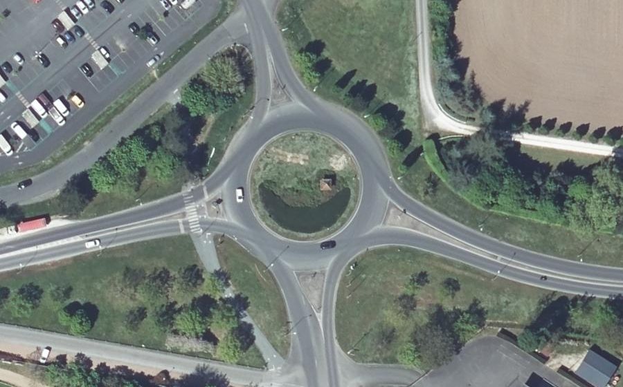 Vue aérienne du Rond-point anonyme n°128129577