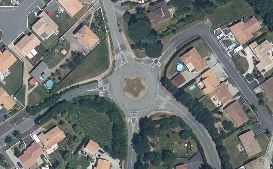 Vue aérienne du Rond-point anonyme n°128130238
