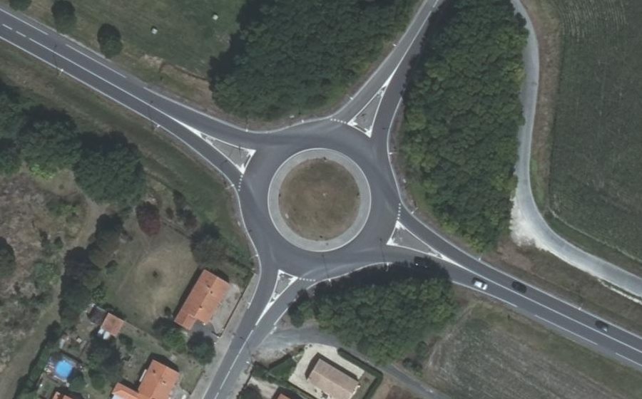 Vue aérienne du Rond-point anonyme n°128133674
