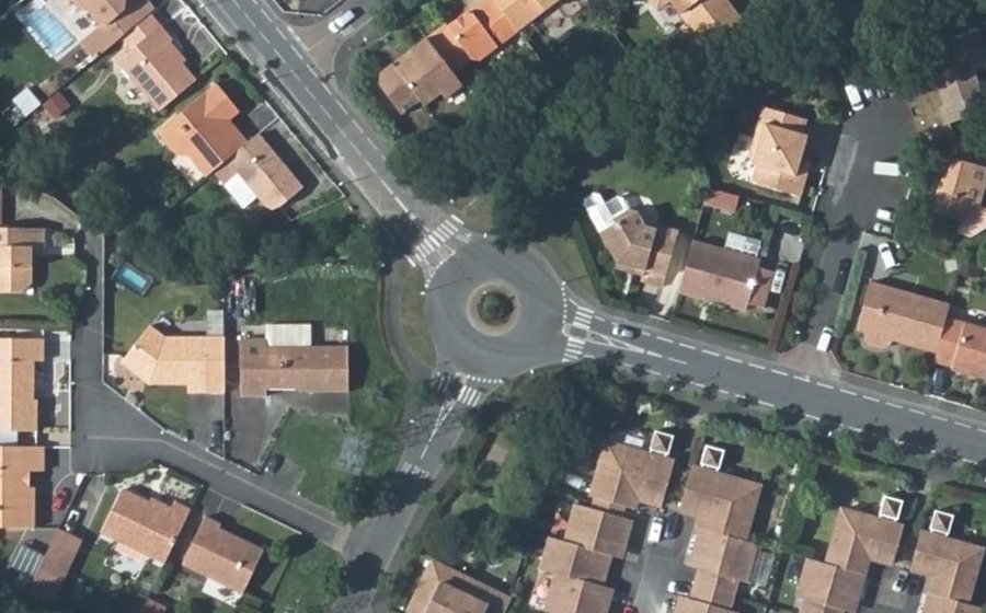Vue aérienne du Rond-point anonyme n°128164385