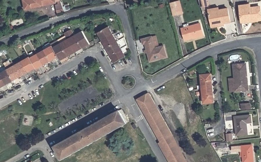 Vue aérienne du Rond-point anonyme n°128171517